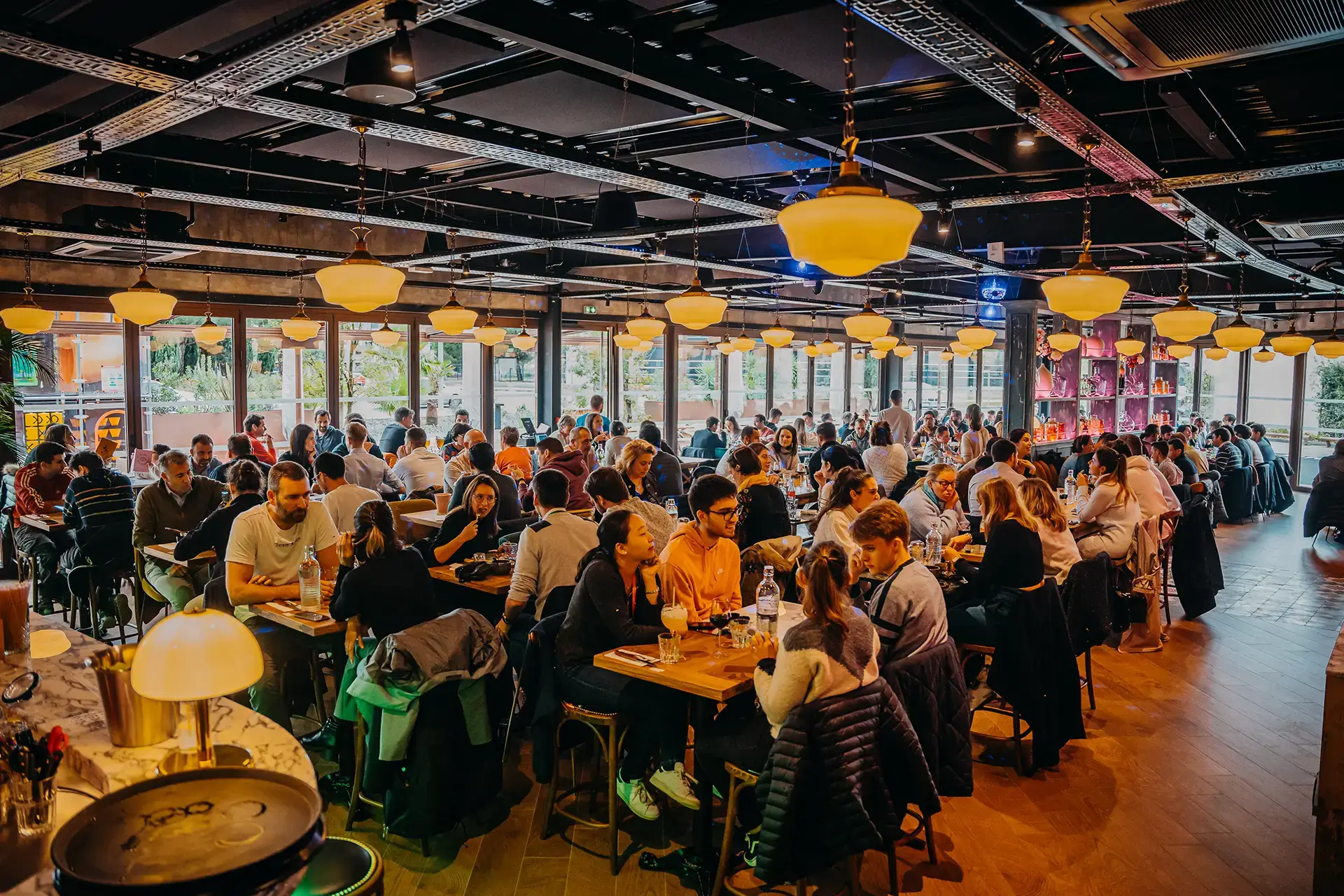 Vision globale de la grande salle du restaurant