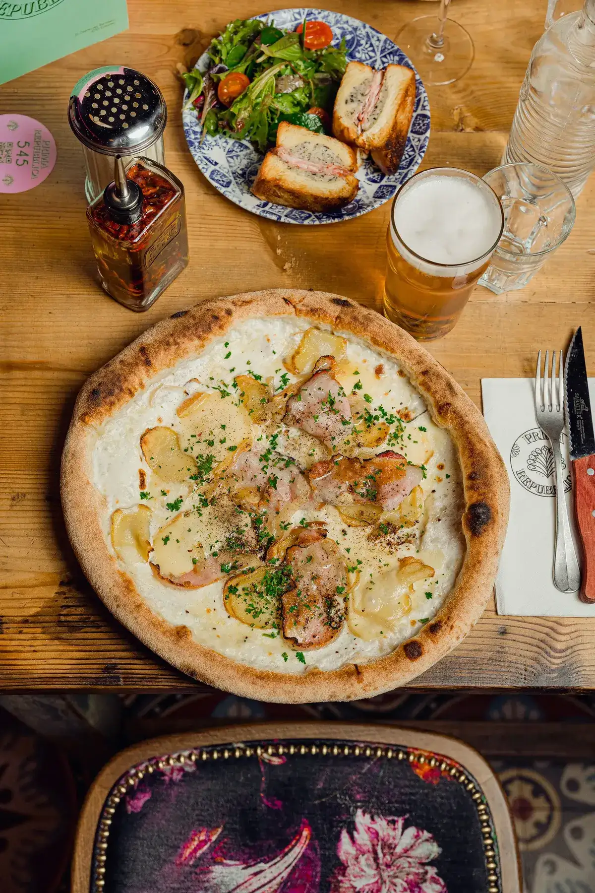 Photo d'une belle pizza genereuse dont les Primas ont le secret