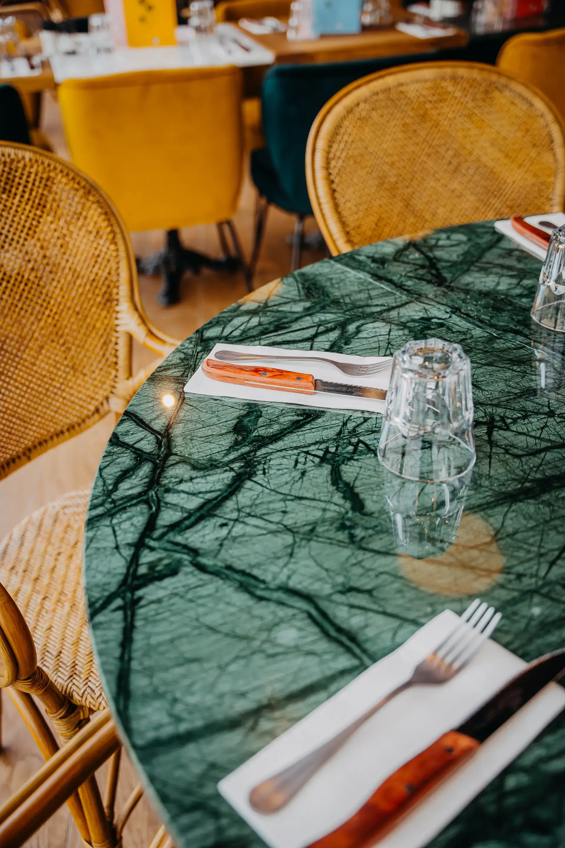 Close-Up sur le mobilier Prima, tables en marbre et chaises cannees