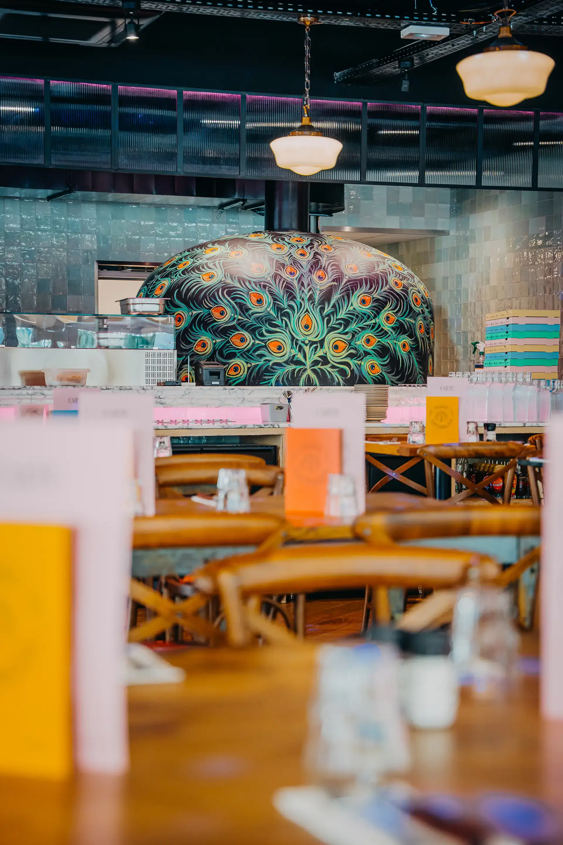 Close-Up sur les tables interieures et vue du joli four a pizza decore